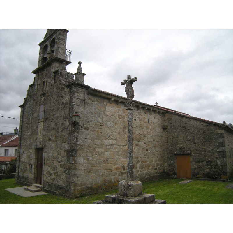 Source caption: "Iglesia románica de planta de nave única y ábside rectangular. La fachada es moderna, así como la sacristía adosada al muro sur de la cabecera."