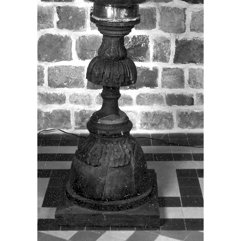 the wooden base [cf. FontNotes]