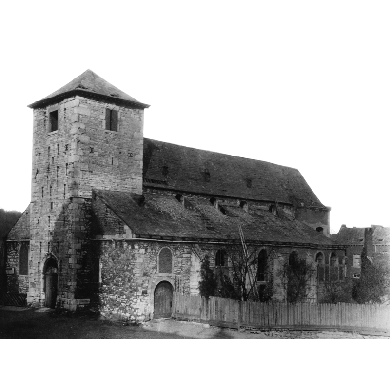 the old church -- Source caption: "Vue générale sud-ouest de l'ancienne église [...] La paroisse remonte au début du IXe siècle et l'abbaye de Stavelot possédait depuis toujours le droit de collation à la cure. L'ancienne église datant du début du XVIe siècle et remaniée de 1688 à 1709 fut désaffectée en 1839 et seulement démolie en 1882".