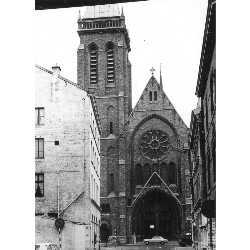 the 1913 church -- Source caption: "Les Carmes s'étaient installés à Verviers en 1683 et leir église conventuelle définitive avait été édifiée à l'emplacement
de la première et achevée en 1722. Désaffectée lors de la Révolution française, elle servit depuis 1803 de chapelle auxilliaire à Saint-Remacle puis fut érigée en paroissiale en 1842. Elle disparut lorsque après maints refus, on accorda en 1905 l'autorisation de construire un nouveau sanctuaire. D'après
les plans de l'architecte Burguet, on éleva de 1913 à 1918 le choeur et le transept, et de 1937 à 1939 la nef de cinq travées avec bas-côtés précédée d'un porche. Ce vaste monument de style néo-gothique consacré le 20 juin 1939 est actuellement fermé au culte et voué à la démolition (1973), elle fut démolie en 1985. Le riche mobilier provenant de l'ancienne église des Carmes court dès lors un grand risque ; plusieurs pièces ont hélas déjà disparu ou sont mutilées."