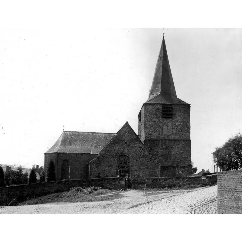 Source caption: "our du 11è ou 12è s., le reste de l'église est de 1926 par l'architecte Pepermans de Bruxelles"