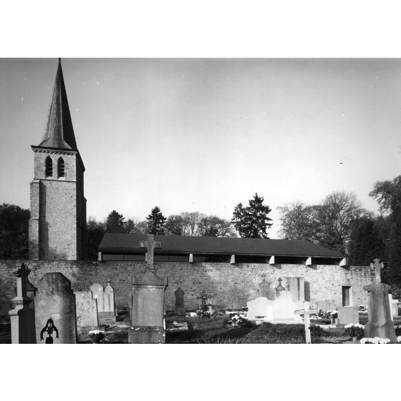 the late-19thC church re-built after the 1961 fire -- Source caption: "Edifice construit en 1886, incendié en 1961 et reconstruit en 1962-1965 par Roger Bastin, de Namur. La tour; le portail et une partie des murs ont été conservés dans la nouvelle construction."
