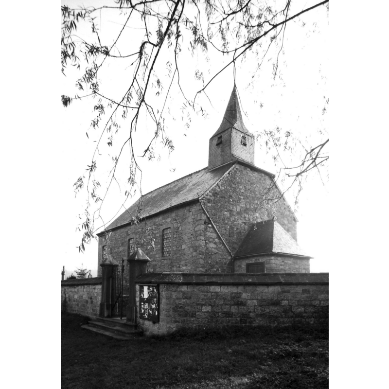Source caption: "Vue générale sud-est [...] Cette chapelle fondée par les seigneurs de Jamblinne, a été cédée en 1249 à l'abbaye de St-Remi qui la conserva jusqu'à la fin de l'Ancien Régime. L'édifice actuel a été construit en 1759 par les soins du curé Lebrun et a été restauré en 1959 à l'occasion du deuxième centenaire de l'église."