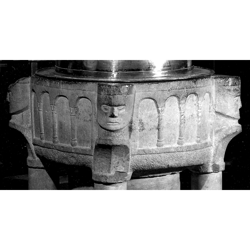 four arches on each side but only three full columns as the outer sides do not have them