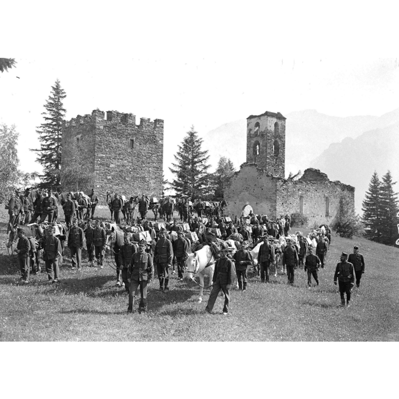 the church in ruins, 1914-1918 -- Source caption: "Marschhalt einer Munitionssaumkolonne"