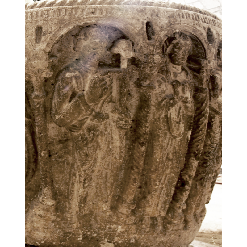 on the west side of the basin [NB: orientation is approximate] -- Annunciation scene: Gabriel stands by himself in an arch to the left of Mary [i.e., by her right side]; his index finger points toward the right at her; Gabriel's left hand holds a floral sceptre; Mary stands by herself under one arch facing front, both hands raised at chest level