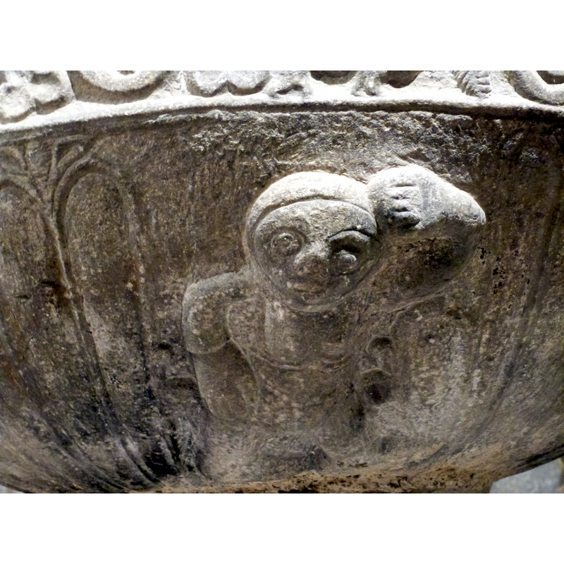 in the spandrels of the ribbed motif, several floral motifs among which the fleur-de-lis
