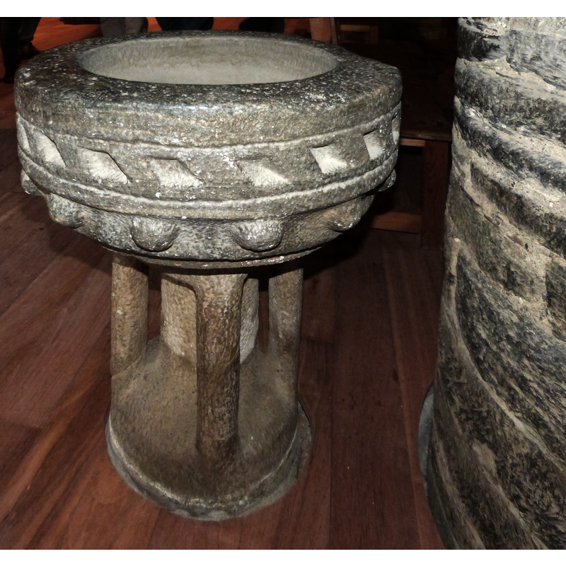 the four outer colonnettes are carved from the same block as the central shaft