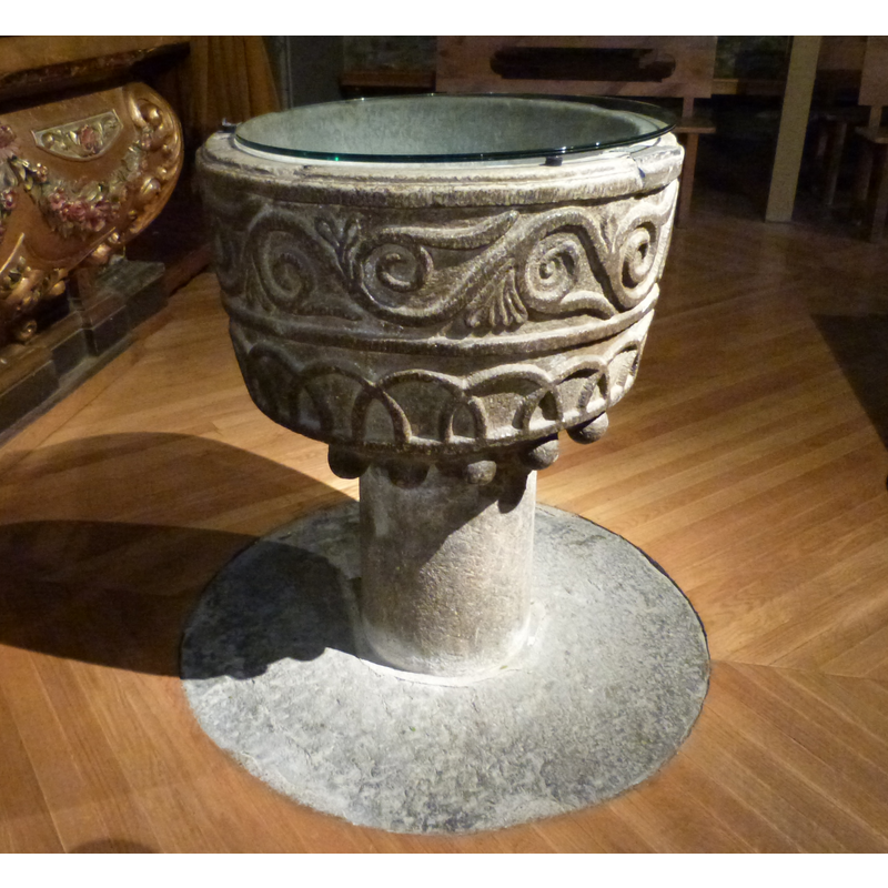 as displayed in May 2015, with a glass top