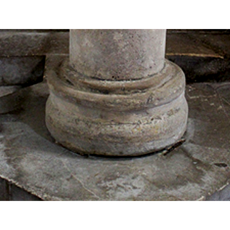 the upper surface of the lower base has the characteristic water-catching design