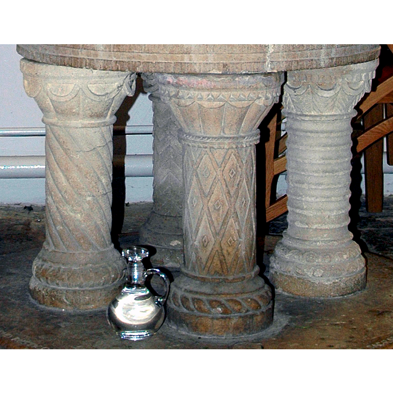 the 1840 replacement columns play on the originality of those on the arcade of the basin