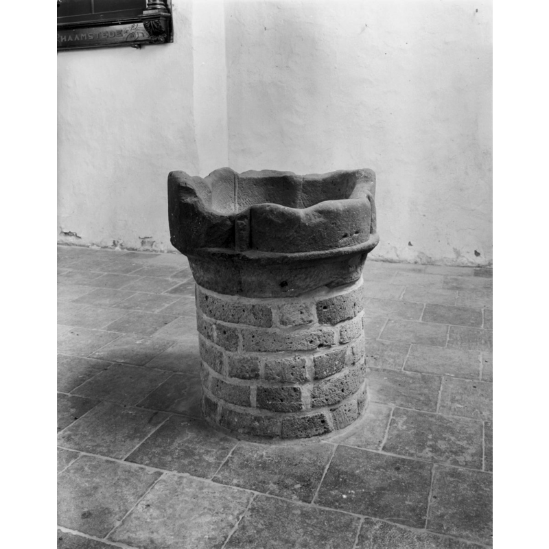 only the upper fragment is original