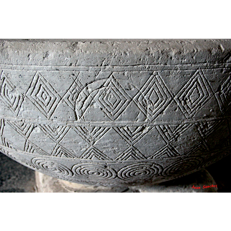marking the four bands of decoration on the sides and underbowl [NB: only three of the bands are visible here; the lowest one, on the lower underbowl, has nested chevrons similar to the ones seen here in the middle band