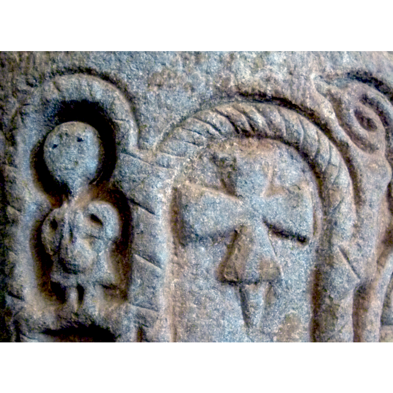 this type on 'shelf insert' in an arcade is common on some of the Romanesque fonts of the eastern Pyrenees, on both sides of the border