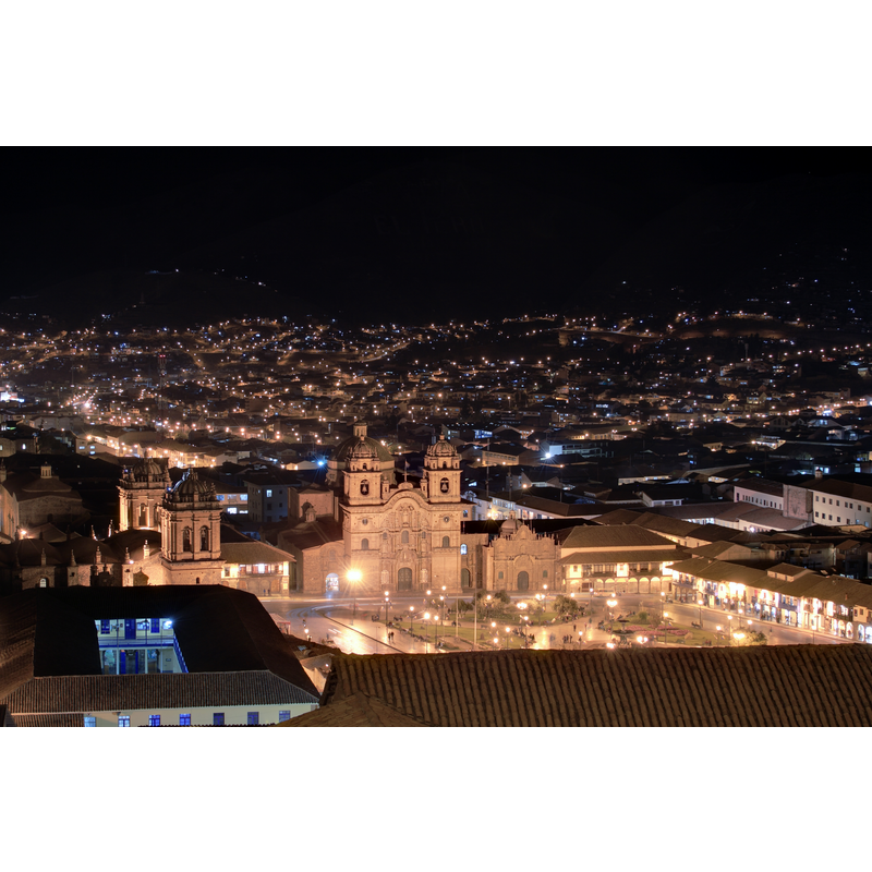 Source caption: "La Plaza de Armas de Cuzco de nuit, depuis l'église San Cristobal."