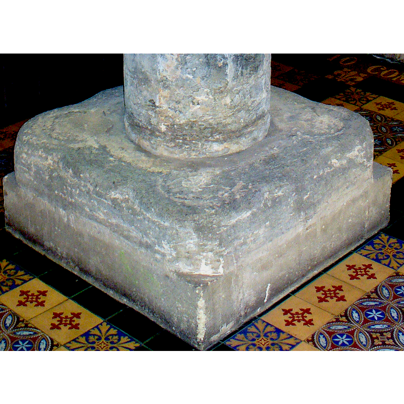 notice the stumps of the four angle colonnettes of the original base