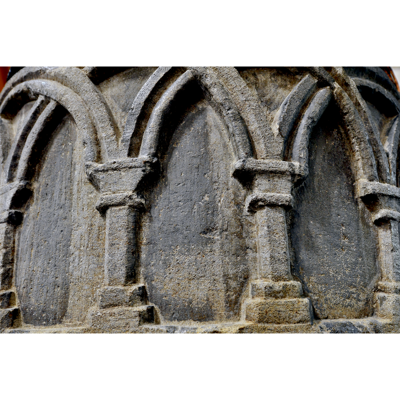 detail of the intersecting arches on the basin side