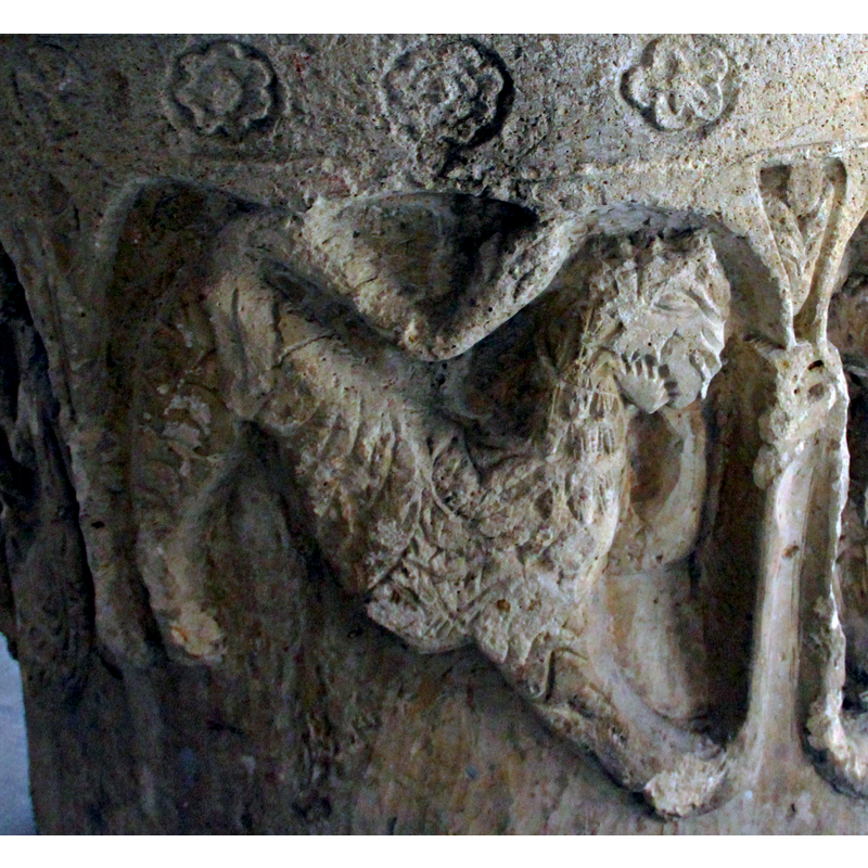 the arch under which the lion resides has three arch-heads