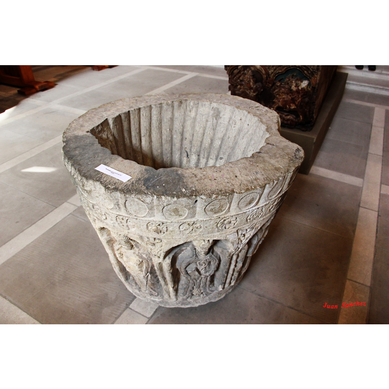 an odd convex pattern to find around the interior surface of the basin; most tend to be concave; it may be an indication of the late date of the font in the Romanesque period, as most ribbed interiors are usually dated in the 13th century or later