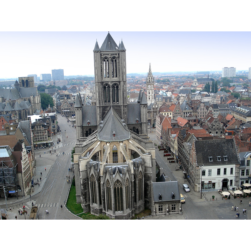 Source caption: "Sint-Niklaaskerk te Gent, vanuit Belfort. Links, Sint-Michielskerk. Gevels op Koornmarkt zichtbaar, ook achtergevel Borluutsteen in huizenblok rechts van St.-Niklaaskerk. In de verte rechts, barokke gevel en schip van Karmelietenkerk (Burgstr.)." / "Gand, Belgique: égllise Saint-Nicolas, vue du beffroi. Au fond à gauche: église Saint-Michel. L'antique façade du Borluutsteen est visible au milieu du pâté de maisons en bas à droite. L'église baroque au loin à droite est l'église des carmes de la Burgstaat."