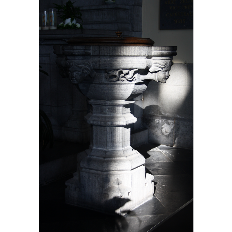 the modern font -- Source caption: "Taufbecken in der katholischen Pfarrkirche St. Martin in Visé (Provinz Lüttich in der Wallonischen Region in Belgien), Chorgestühl:"
