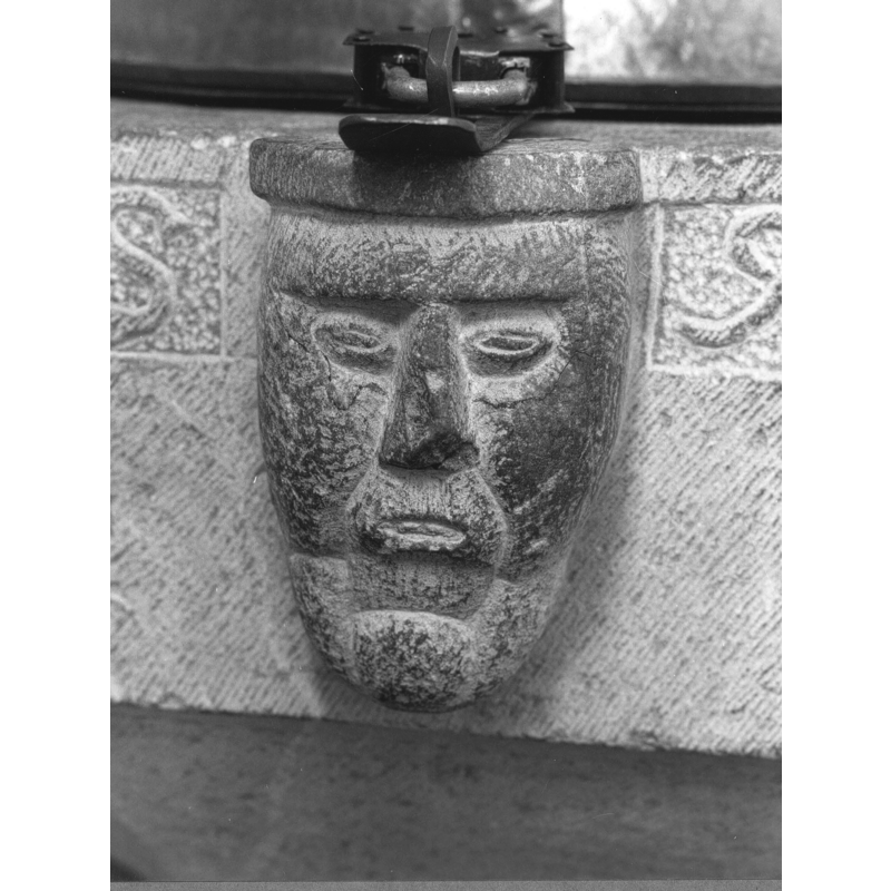 notice the font cover lock on the head