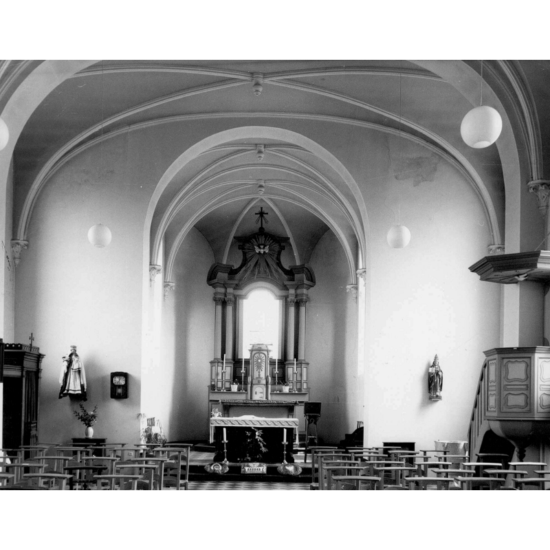 the font is partially visible at the far [east] end, right [south] side