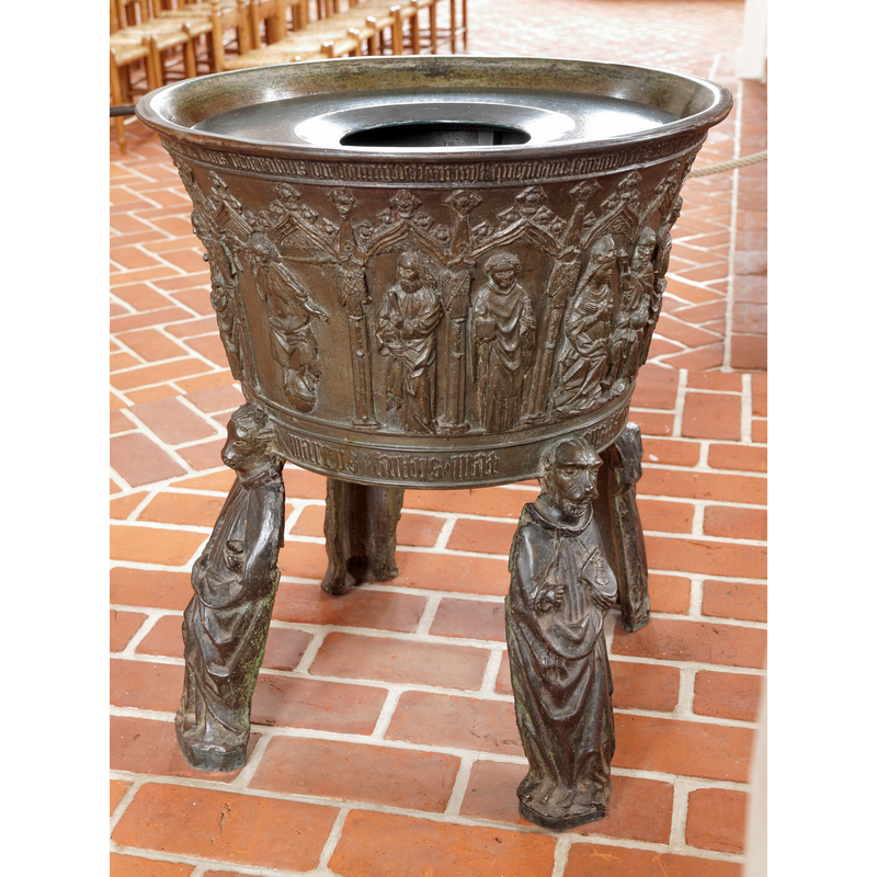Source caption: "Bronzefünte von 1485 im Dom zu Haderslev, Jütland, Dänemark, Ansicht der Südseite".