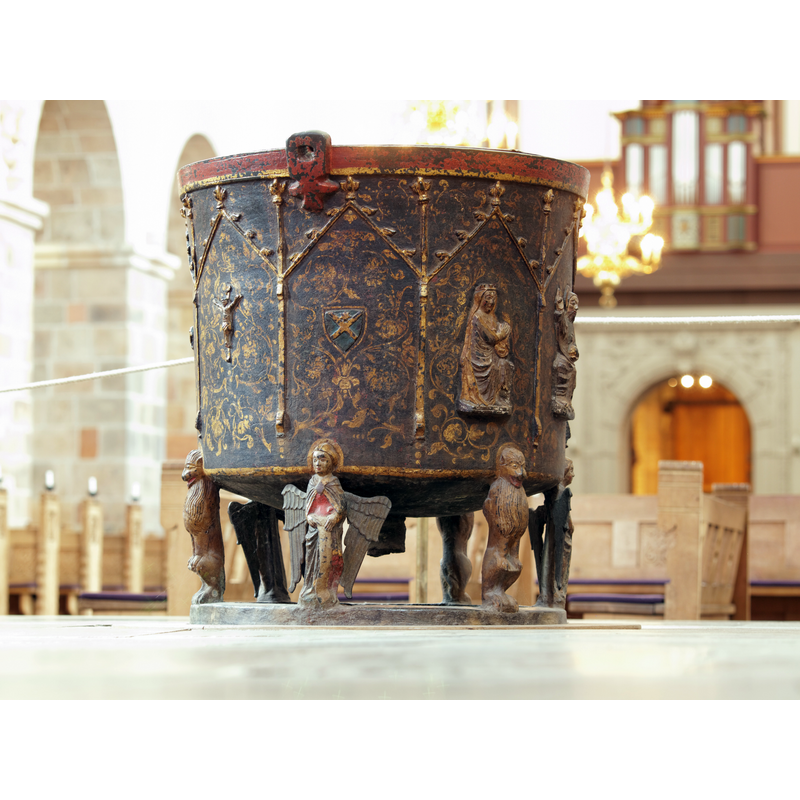 Source caption: "Bronzefünte von 1375 im Dom zu Ribe, Jütland, Dänemark, Ansicht der Ostseite"
