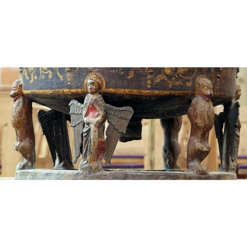 seen here in the centre of the image, one of the supports of the font