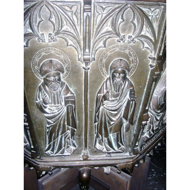 the Apostle on the left holds something visible in his hand; a handle of something originally longer? the object held by the Apostle on the right has been lost