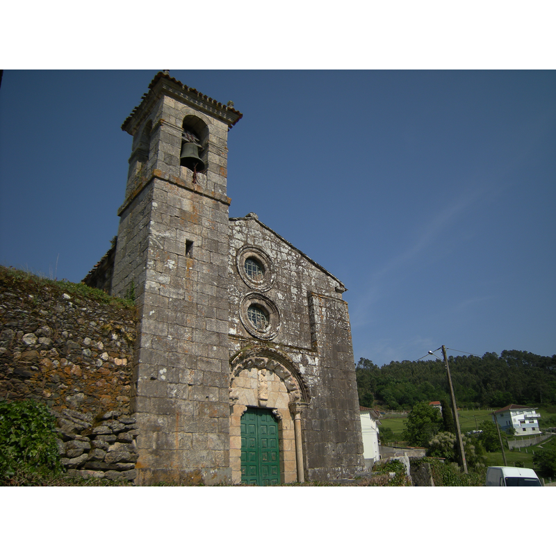 Source caption: "El antiguo monasterio fue fundado en el Siglo X por los condes de Deza, Don Gonzalo y Doña Teresa, fundadores también de San Lourenzo de Carboeiro. Inicialmente fue monasterio de monjes y más tarde pasó a ser de monjas benedictinas. La iglesia, debió de construirse aprovechando el esplendor del monasterio sobre el cenobio primitivo en la segunda mitad del Siglo XII. Tiene planta de tres naves con sus respectivos ábsides, pero ha sufrido diversas reformas que modificaron su primitiva construcción en los últimos tramos de las naves."