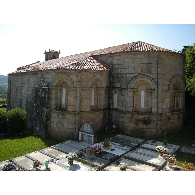 Source caption: "Ábsida da igrexa de San Salvador de Camanzo, Vila de Cruces."