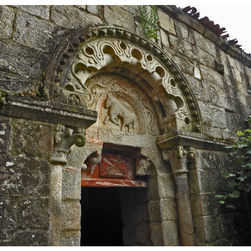 Source caption: "Del antiguo monasterio sólo ha llegado a nuestros días la iglesia y tres arcadas de la sala capitular. Fue fundado en el S X por los condes Don Gonzalo y Doña Teresa, fundadores también de San Lorenzo de Carboeiro. En un principio fue monasterio de monjes y luego pasó a ser de monjas benedictinas. Aparece citado en documentos del S XII y XIII. En el XVI fue incorporado al monasterio compostelano de San Pelayo de Antealtares. La iglesia, debió de construirse aprovechando el esplendor del monasterio, sobre el cenobio primitivo, en la segunda mitad del S XII,. Ha sufrido diversas reformas visibles en el muro meridional, en el interior y en la torre de los pies."