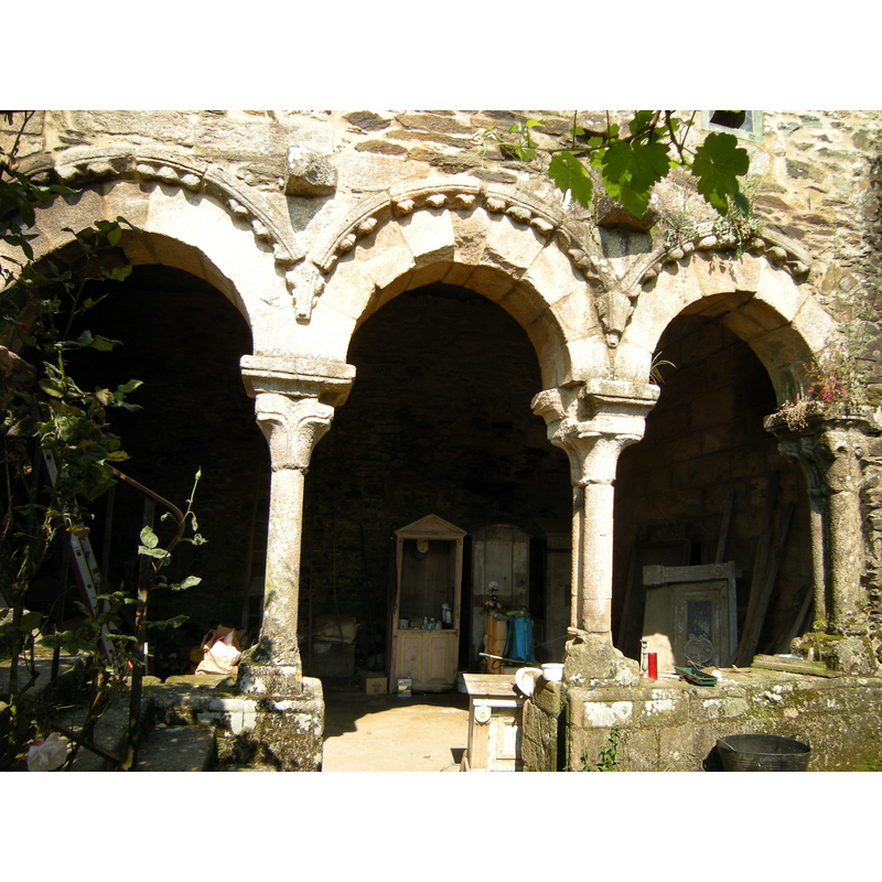 Source caption: "Patio igrexa de San Salvador de Camanzo, Vila de Cruces"