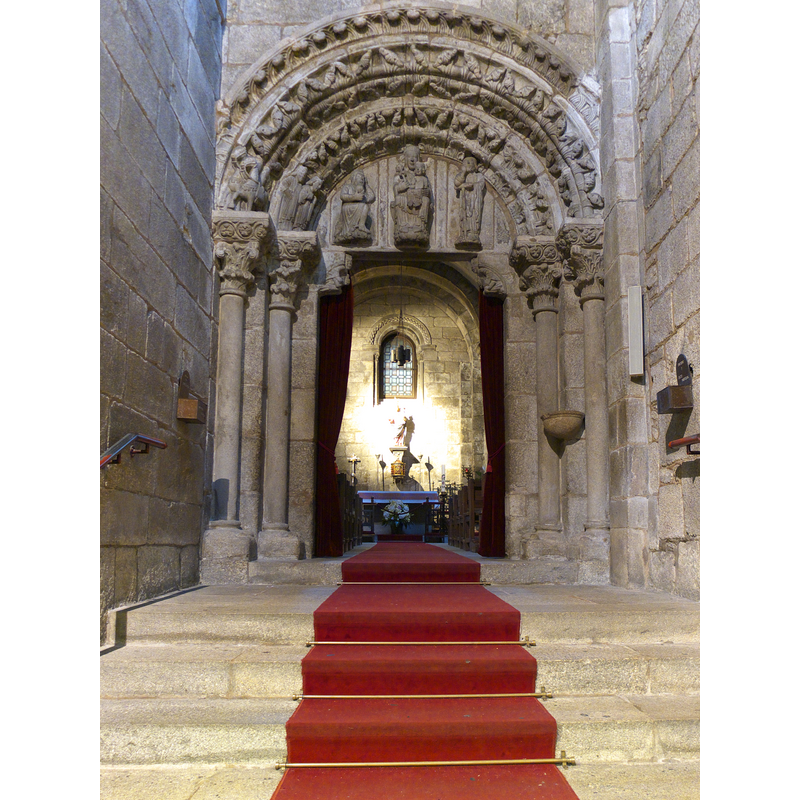 Source caption: "Alfonso III de Asturias manda construir una basílica mayor, la Iglesia de Santiago, y junto a ésta, el monasterio benedictino de Antealtares y su iglesia de San Salvador, y la iglesia monacal de Santa María de la Corticela (899). El caudillo Almanzor destruyó este núcleo (997). A comienzos del siglo XIII se reconstruye esta iglesia de la Corticela, con una bellísima portada, que sigue el estilismo del Maestro Mateo."
