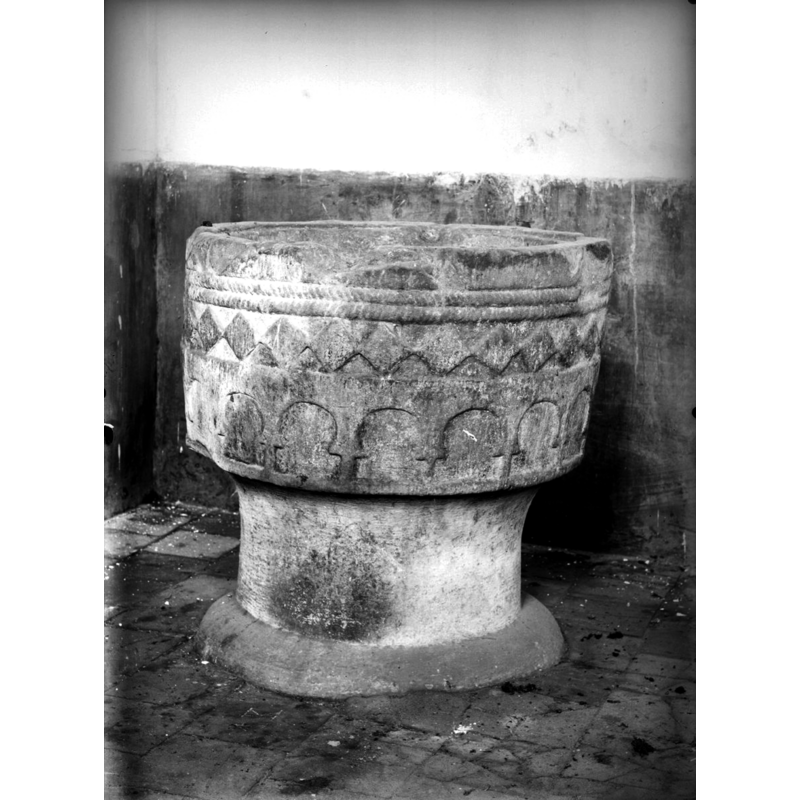 the font before its restoration (pre-1974)