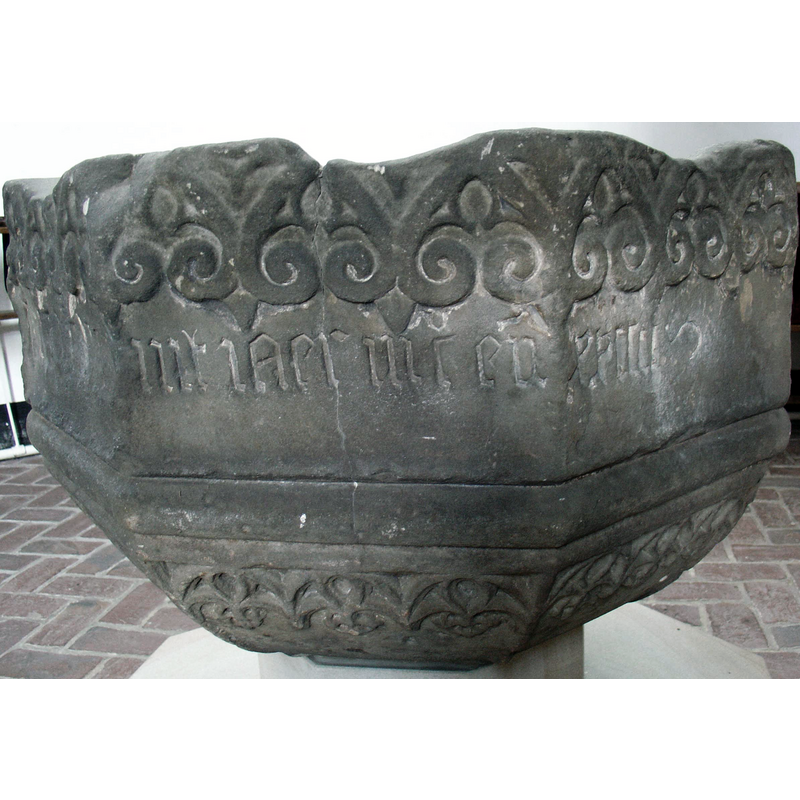 all around, with a trefoil insert in each arch-head