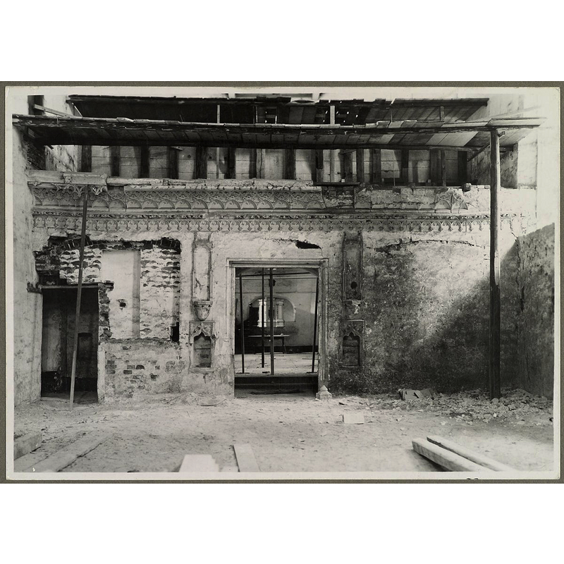 taken July 1931 during the restoration of the old monastery -- Source caption: "Kloostercomplex: Interieur oksaal lekenkerk in voormalig klooster tijdens restauratie (opmerking: Bijschrift: foto Lunow, Hoofdstraat, Ter Apel)"
