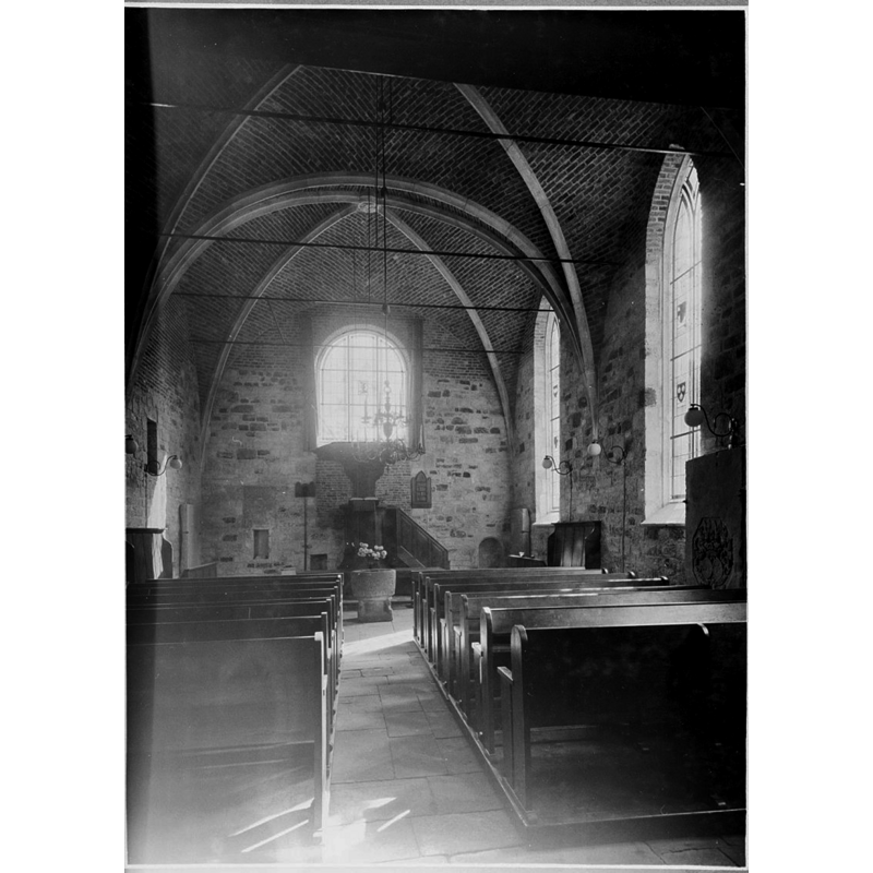 church interior in 1935: a uncluttered east end of the church, with the font near the pulpit, an arrangement common inside the Dutch Reformed Protestant churches