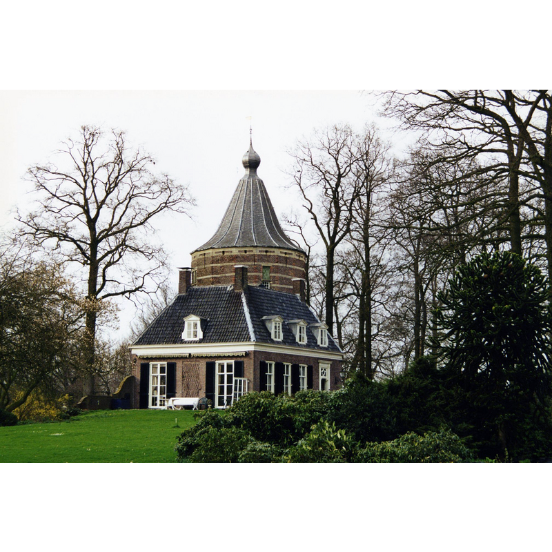 the mansion in which garden the old basin is located: Kasteel de Kemnade te Wijnbergen