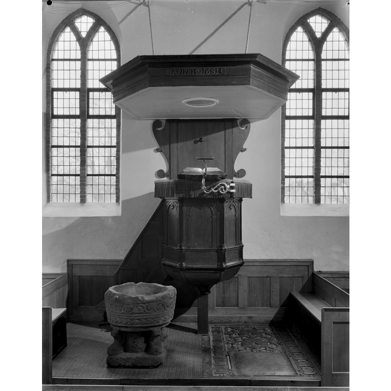the font is located by the pulpit, a common placement in the Reformed churches of the Netherlands