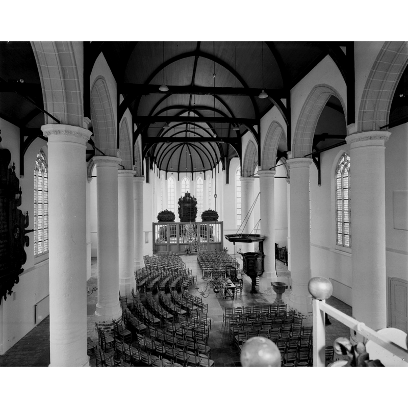 the full font visible to the west of the pulpit