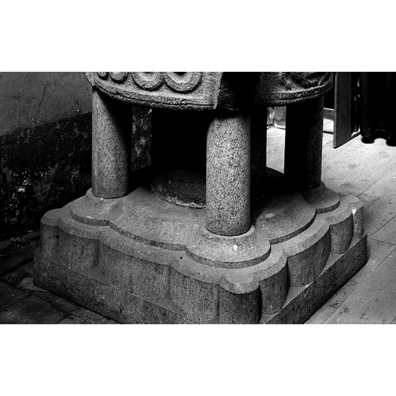 although this particular photograph is undated in the source, it was probably taken ca. 1927 -- the base, with the possible exception (?) of the broad central shaft, is modern, even if it somewhat resembles the general shape of what must have been the original one