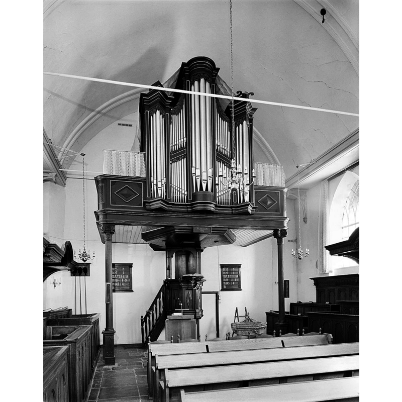with the font by the pulpit, as expected in a Nederlands  Hervormde Kerk