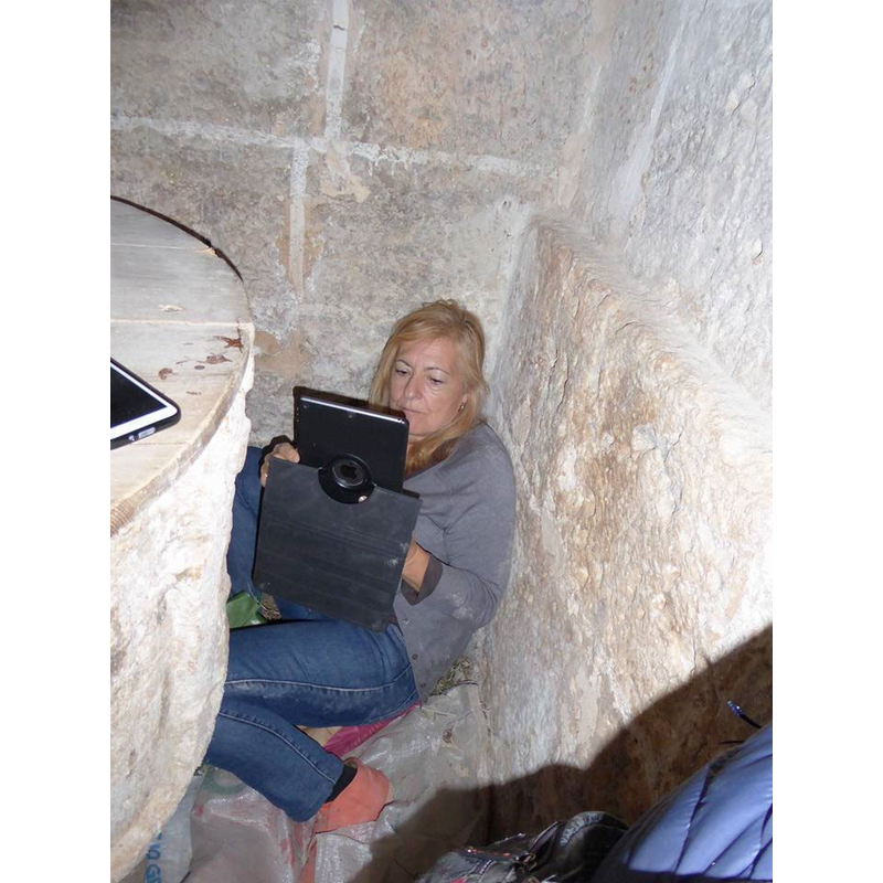 Carme Ferrer photographing the difficult-to-reach sides of the font -- tablets and cell phones can reach where most other cameras cannot [NB: why were the most interesting sides of this font turned against the corner?]