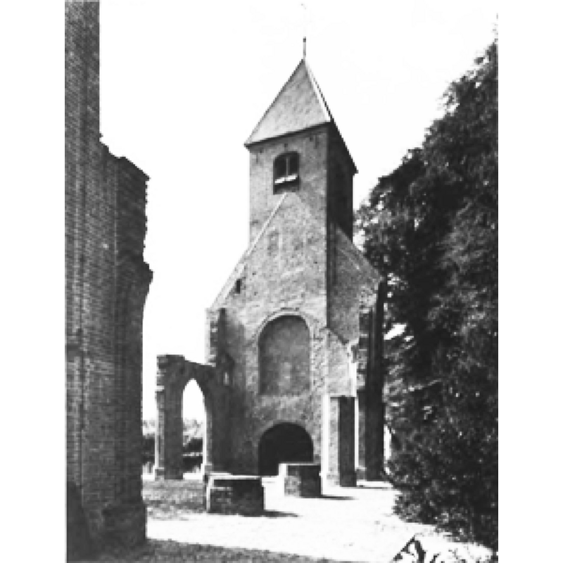 Source caption: "De toren en de overblijfselen van het driebeukige schip gezien vanuit het noordoosten (opn. 1976)"