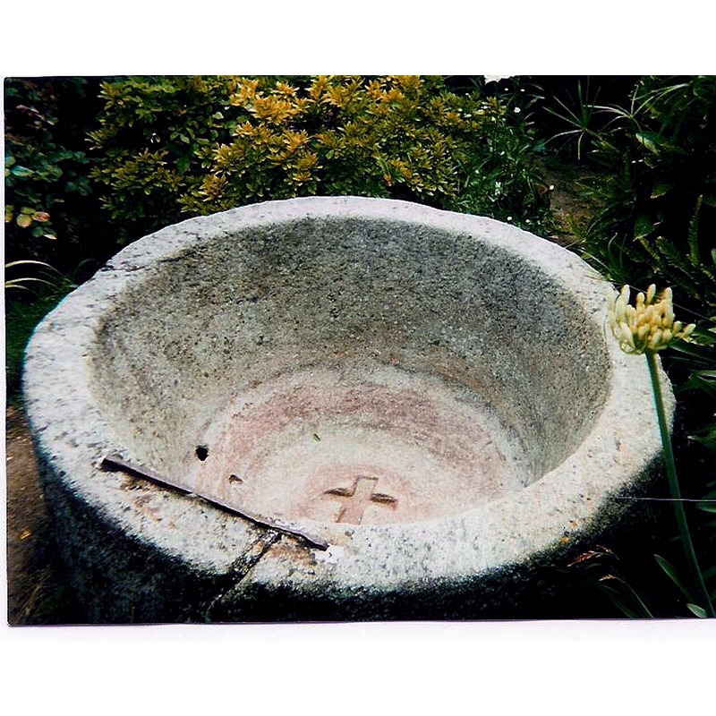 Photograph of a font reproduced on the web site of the Freguesia de Vila Cova -- Source caption [part of an e-mail received from Joost Limburg 21 December 2015]: "the photo that's on the very website of the freguesia [...] The font on this photo at least seems to match Carlos de Almeida's description: Apenas do Mosteiro de Banho, Vila Cova, provém uma grande pia baptismal, com cerca de 1,20 m de diâmetro, com uma saliência arredondada no fundo, onde se esculpiu uma cruz de braços iguais. É comparável à de San Juan de Baños (Palencia)."  The Vila Cova e Feitos site [www.vilacovafeitos.pt/patrimonio/patrimonio19.php] [accessed 24 December 2015] has caption: "Pia Batismal Visigotica Sec. VIII"