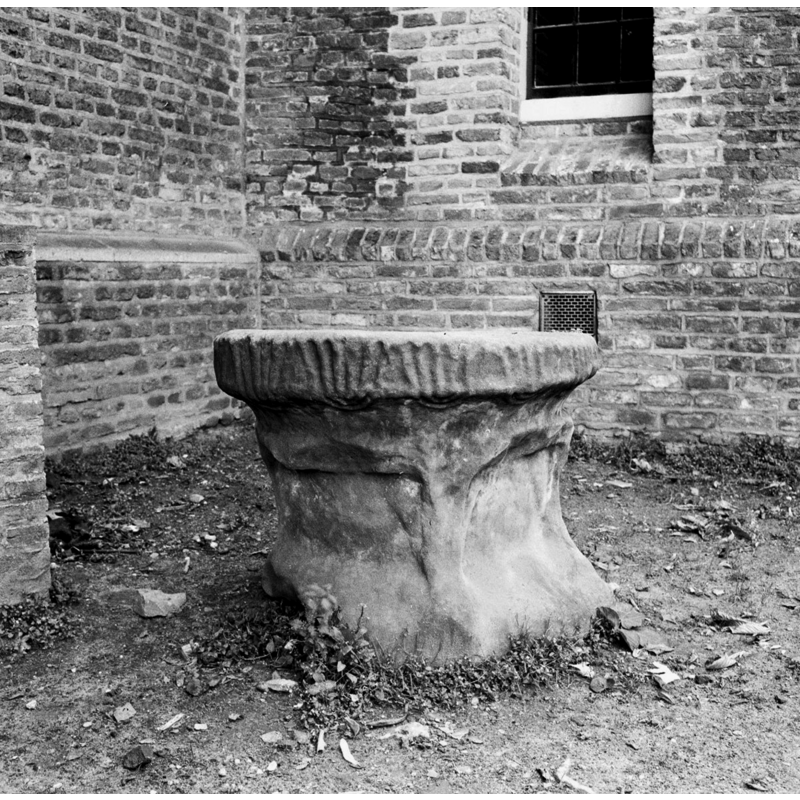 Source caption: "Nederlands Hervormde Kerk: restauratie van doopvont aan de noord-oost zijde van de Kerk" -- the photograph is dated April 1960