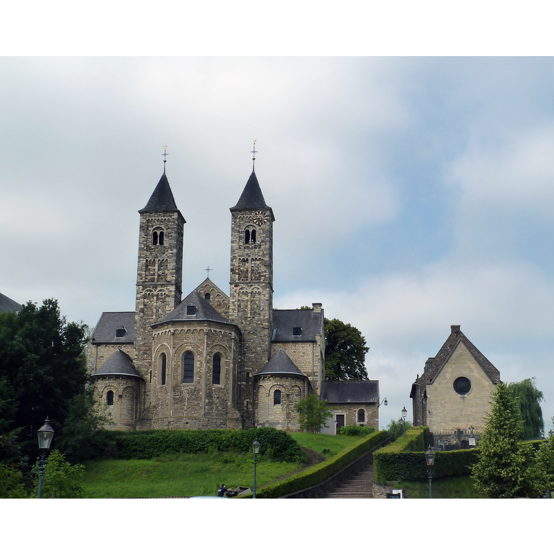 east view of the basilica church; on the right is the 10thC chapel, Rooms-Katholieke.O.L.-Vrouwekapel (Kerkplein 12), which was the original parish church here